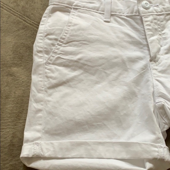 Levi's white shorts, 4.5 in inseam, flat pockets - Picture 3 of 8